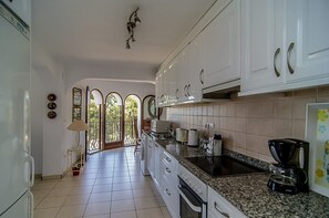 Fridge, microwave, oven, stovetop - 4 bedroomed villa split into 2 apartments with gorgeous views of the sea. (Dénia)