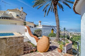 Property grounds - 4 bedroomed villa split into 2 apartments with gorgeous views of the sea. (Dénia)