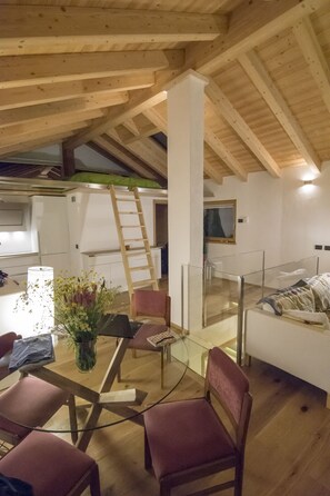 Chalé conforto | Área de estar | TV de tela plana 17 polegadas com canais digitais, TV, pisos aquecidos