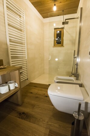 Dreibettzimmer | Badezimmer | Dusche, Regendusche, kostenlose Toilettenartikel, Haartrockner