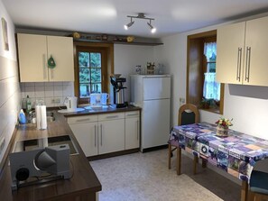Großer Kühlschrank, Ofen, Herdplatte, Geschirrspüler