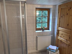 House | Bathroom | Towels, toilet paper - Pension Oberwallbachsmühle (Wasungen)