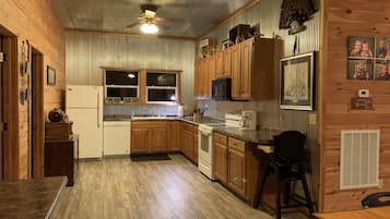 Microwave, oven, dishwasher, coffee/tea maker