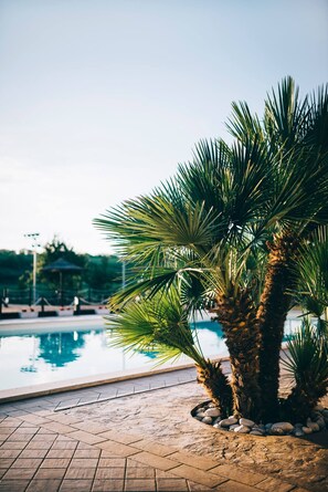 Una piscina al aire libre de temporada