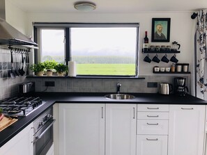 ثلاجة، ميكروويف، فرن، غسالة أطباق