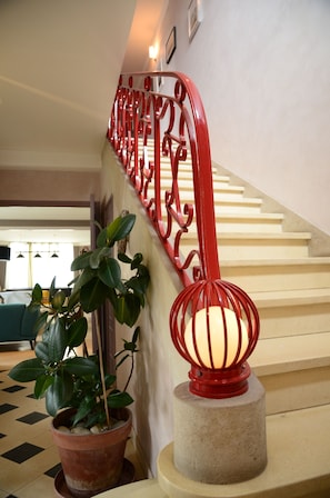 Interior - Large bright house in the shape of a boat (Port-en-Bessin-Huppain)