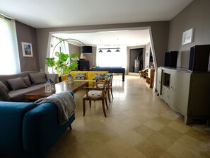 TV, fireplace, DVD player, books - Large bright house in the shape of a boat (Port-en-Bessin-Huppain)