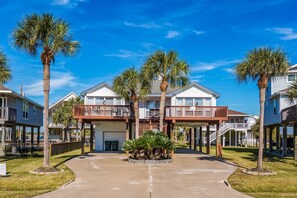 Exterior - Casa de Reyes | Spacious Deck, Near Beach (Galveston)