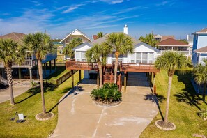 Terrace/patio - Casa de Reyes | Spacious Deck, Near Beach (Galveston)