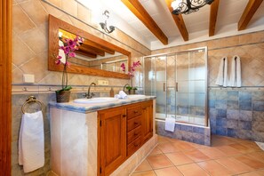 Combined shower/bathtub, hair dryer, bidet, towels - QUIET RURAL HOUSE (San Juan)