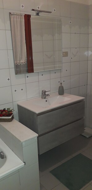 Habitación Deluxe doble | Baño | Ducha y bañera combinadas y bañera profunda