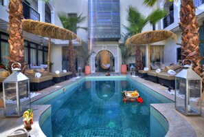 Outdoor pool, sun loungers - Riad Sokera Hotel & Spa - Adults Only (Marrakech)