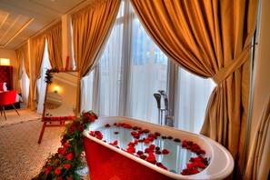 Senior Double Room | Deep soaking bathtub