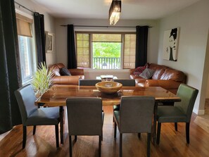 Téléviseur connecté, foyer, lecteur de DVD, livres