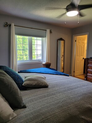 3 bedrooms, desk, iron/ironing board, travel crib