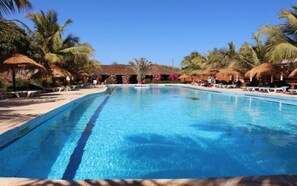 Indoor pool, outdoor pool - Hôtel Arc en Ciel (Niaga)