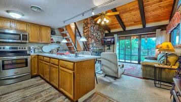 Condo, Multiple Beds, Kitchen, Mountain View | Private kitchen | Fridge, microwave, oven, stovetop