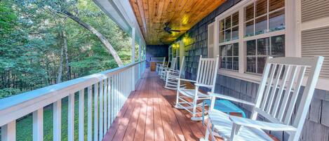 Chalet, plusieurs lits, bain à remous | Balcon