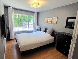1 slaapkamer, een kluis op de kamer, een strijkplank/strijkijzer