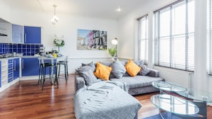Un appartement moderne comprenant une cuisine, un coin repas et un salon.