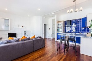 Appartement, 2 chambres | Aire de séjour | Téléviseur à écran plat