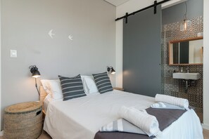 2 habitaciones, tabla de planchar con plancha y cuna de viaje