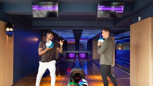 A bowling alley with wooden floors and neon lighting. - YOTEL Glasgow (Glasgow)