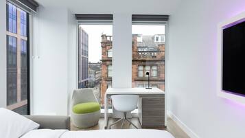 Hypo-allergenic bedding, in-room safe, laptop workspace, free WiFi