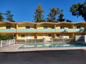 Outdoor pool - Villas del Rey Hotel (San Sebastian)