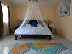 Habitación individual de luna de miel, 1 cama de matrimonio grande, baño privado | Cortinas opacas, tabla de planchar con plancha, wifi gratis