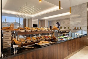 Daily buffet breakfast for a fee - voco Makkah by IHG (Makkah)
