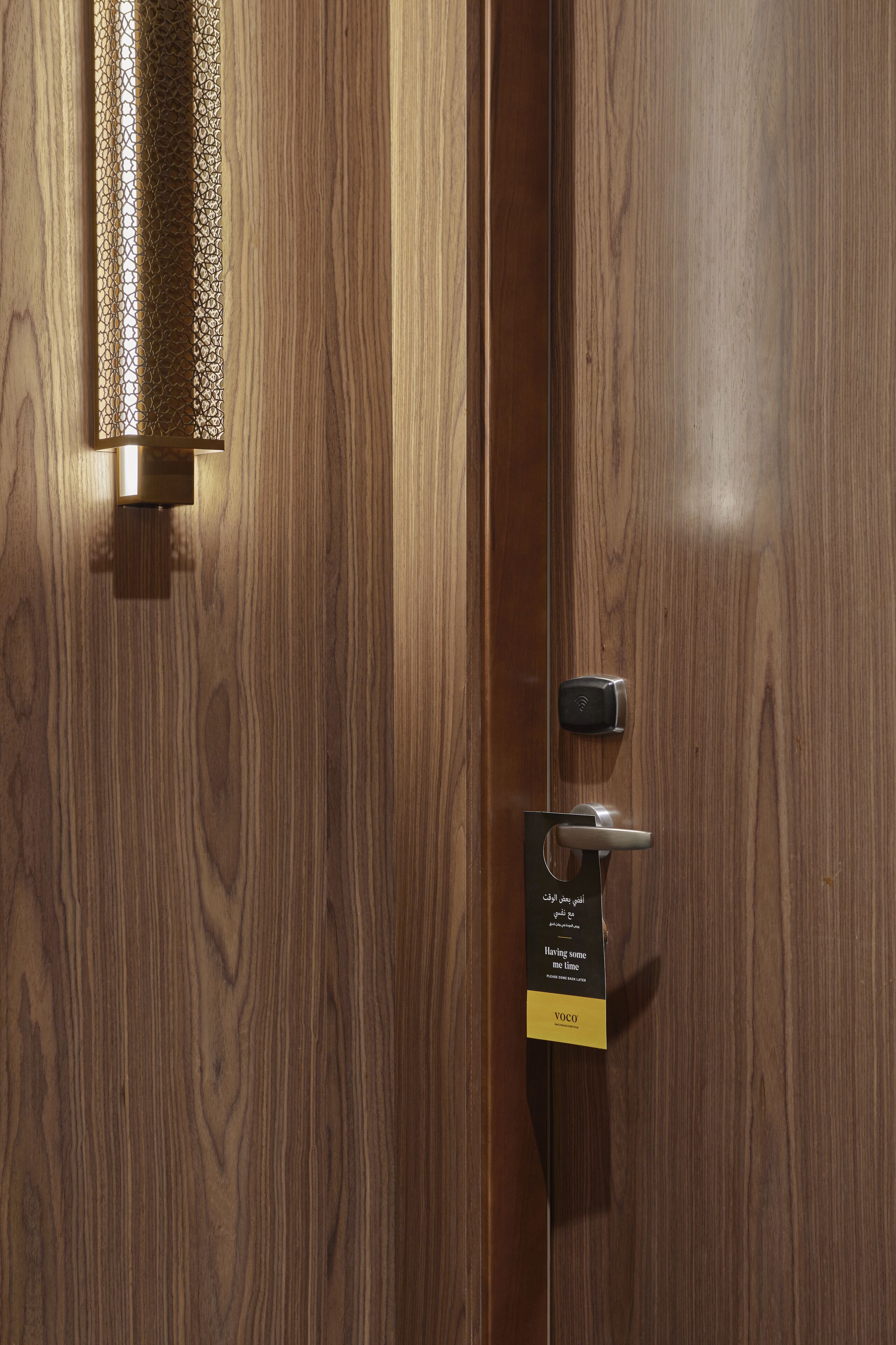 Une porte en bois avec un trou de serrure et un sonnette.