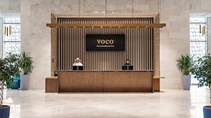 Un mostrador de recepción con una pantalla grande que muestra el nombre