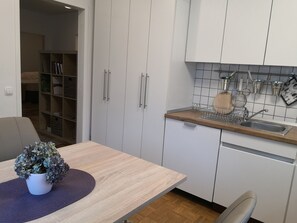 Dining - House Victoria, private entrance, FREE PARKING ,WiFi, near Pohorje ski & bike (Maribor)