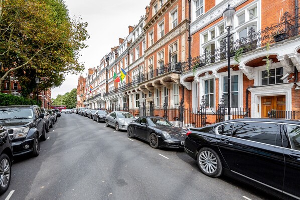 Street view - Earls Court Road Apartments (London)