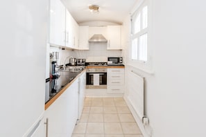Private kitchen - Earls Court Road Apartments (London)