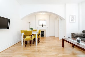 Living area - Earls Court Road Apartments (London)