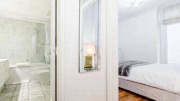 Appartement, 1 slaapkamer | Badkamer | Gratis toiletartikelen, een haardroger, handdoeken