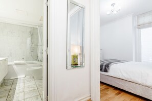 Appartement, 1 slaapkamer | Badkamer | Gratis toiletartikelen, een haardroger, handdoeken