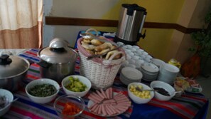Bao gồm bữa sáng đầy đủ hàng ngày