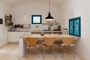 Dishwasher, coffee/tea maker, toaster, blender