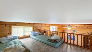 Premier Cottage, Kitchen (Loft) | Bed sheets