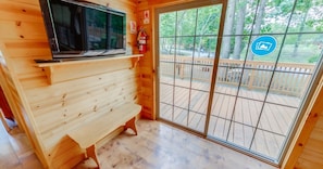 En 20-tommers Flatskjerm-TV med digitale kanaler samt TV