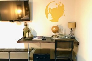 Minibar, escritorio, wifi gratis y ropa de cama 