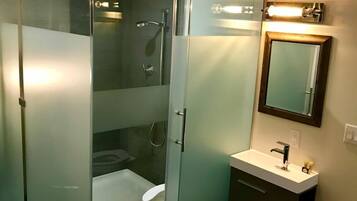 Room 12: Standard King | Kylpyhuone | Pyyhkeet