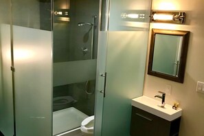 Room 12: Standard King | Bathroom | Towels - Distinctive Inns of Kingsville Inn15 (Kingsville)