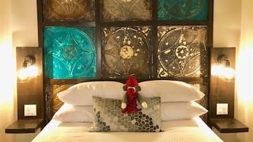 Room 10: Double Queen | Minibar, bureau, Wi-Fi gratuit, draps fournis