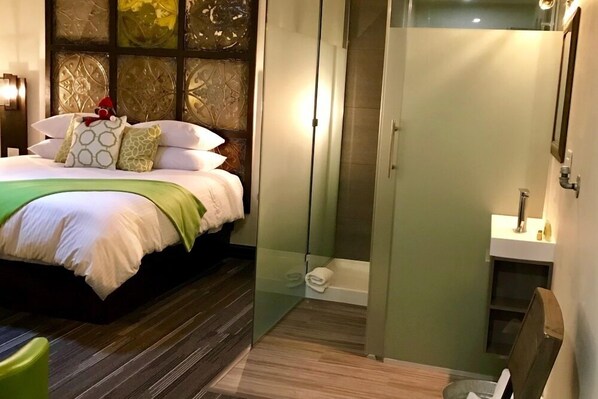 Room 12: Standard King | Minibar, desk, free WiFi, bed sheets - Distinctive Inns of Kingsville Inn15 (Kingsville)