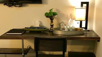 Room 9: Standard Queen | Minibar, desk, free WiFi, bed sheets