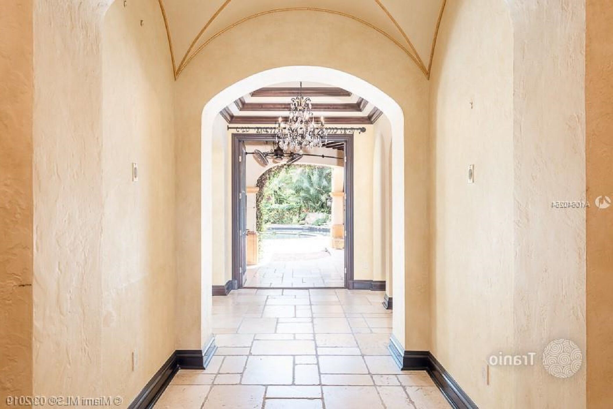 Walking distance to major supermarkets (Tesco and 